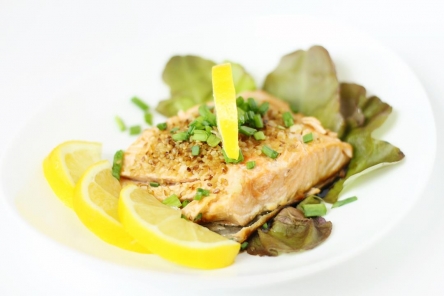 Łosoś z miodem i sezamem