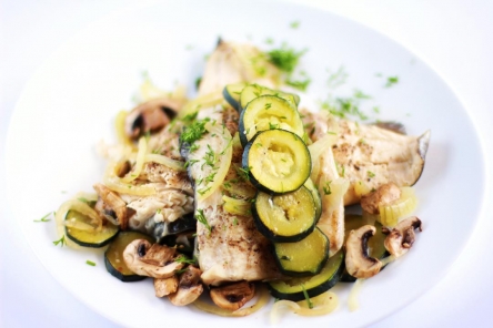 Pstrąg z cukinią i pieczarkami