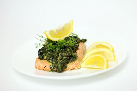 Pieczony łosoś ze szpinakiem