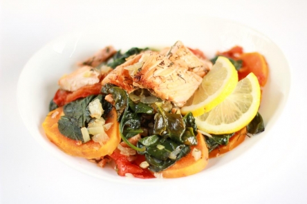 Medaliony z łososia ze szpinakiem